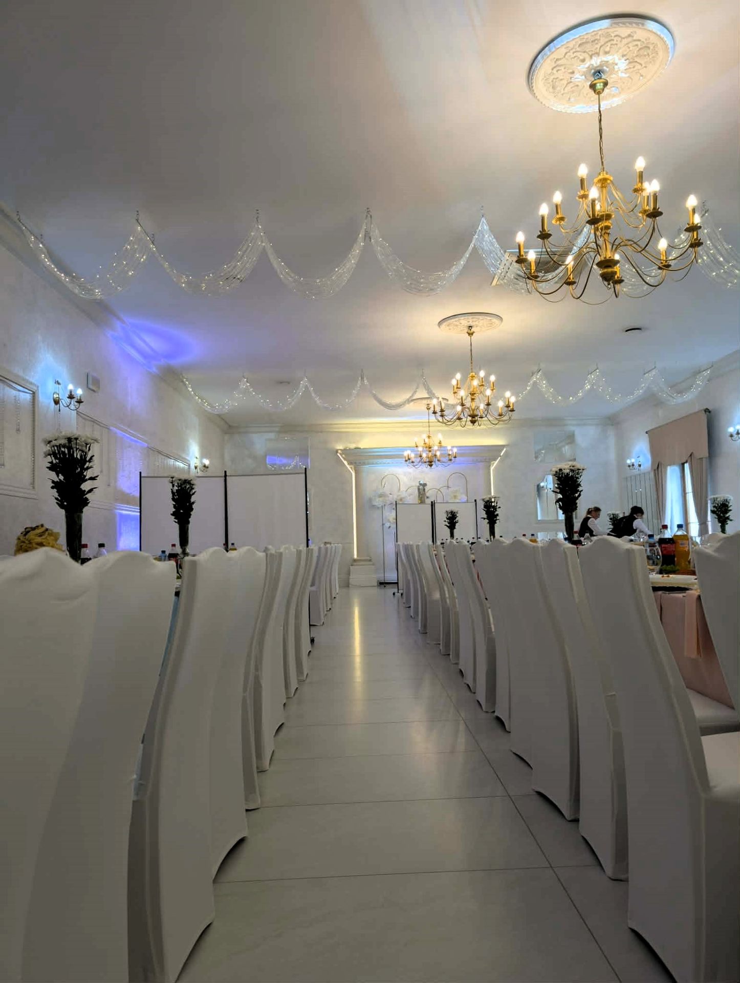 Sala w Turośli – biała sala weselna z kryształowymi żyrandolami