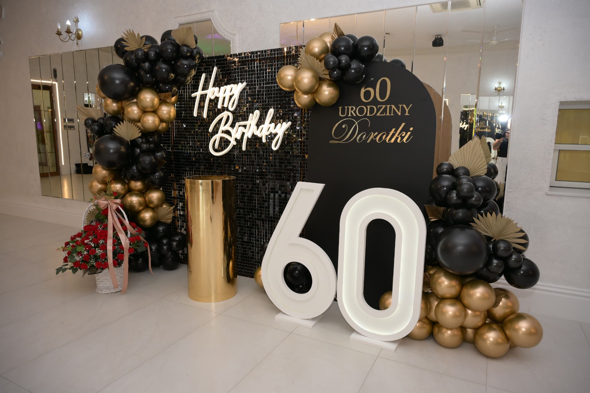 Sala w Turośli – ścianka Happy Birthday z balonami na sześćdziesiąte urodziny