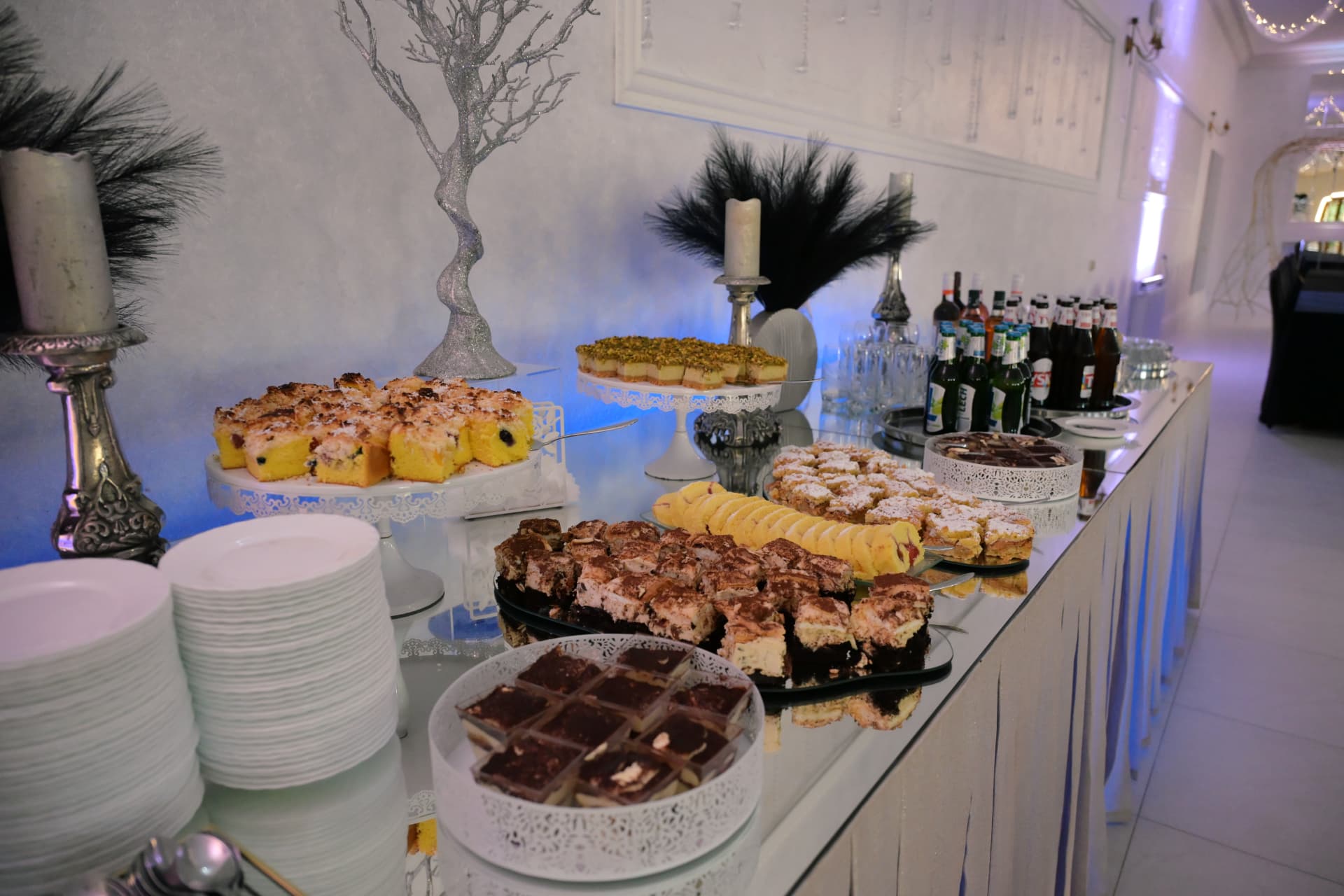 Sala w Turośli – stół z ciastami, sernikiem i chłodzonymi napojami