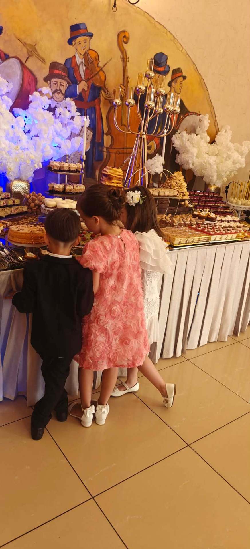 Sala w Turośli – dzieci przy słodkim stole z tortami i deserami