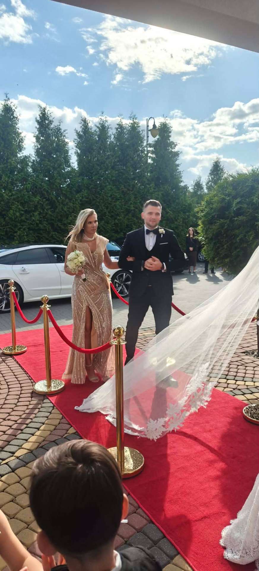 Sala w Turośli – para młoda na czerwonym dywanie przed weselem
