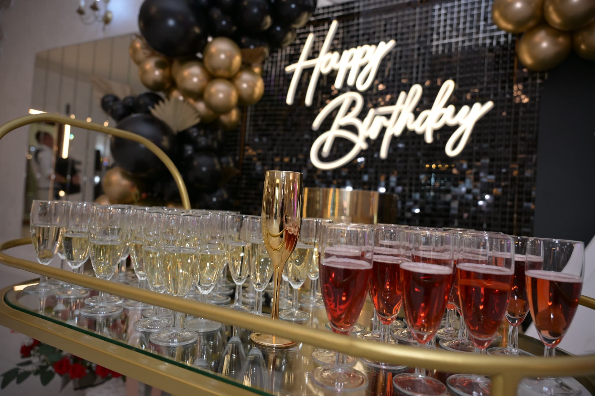 Sala w Turośli – wózek z kieliszkami szampana i różowego prosecco na powitanie gości