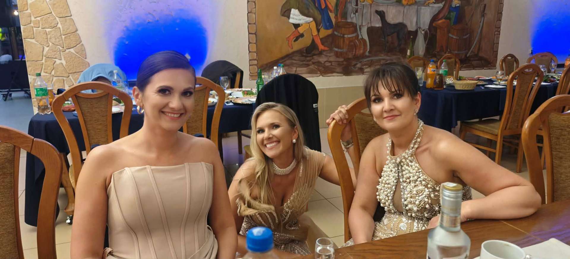 Sala w Turośli – eleganccy goście weselni przy stole