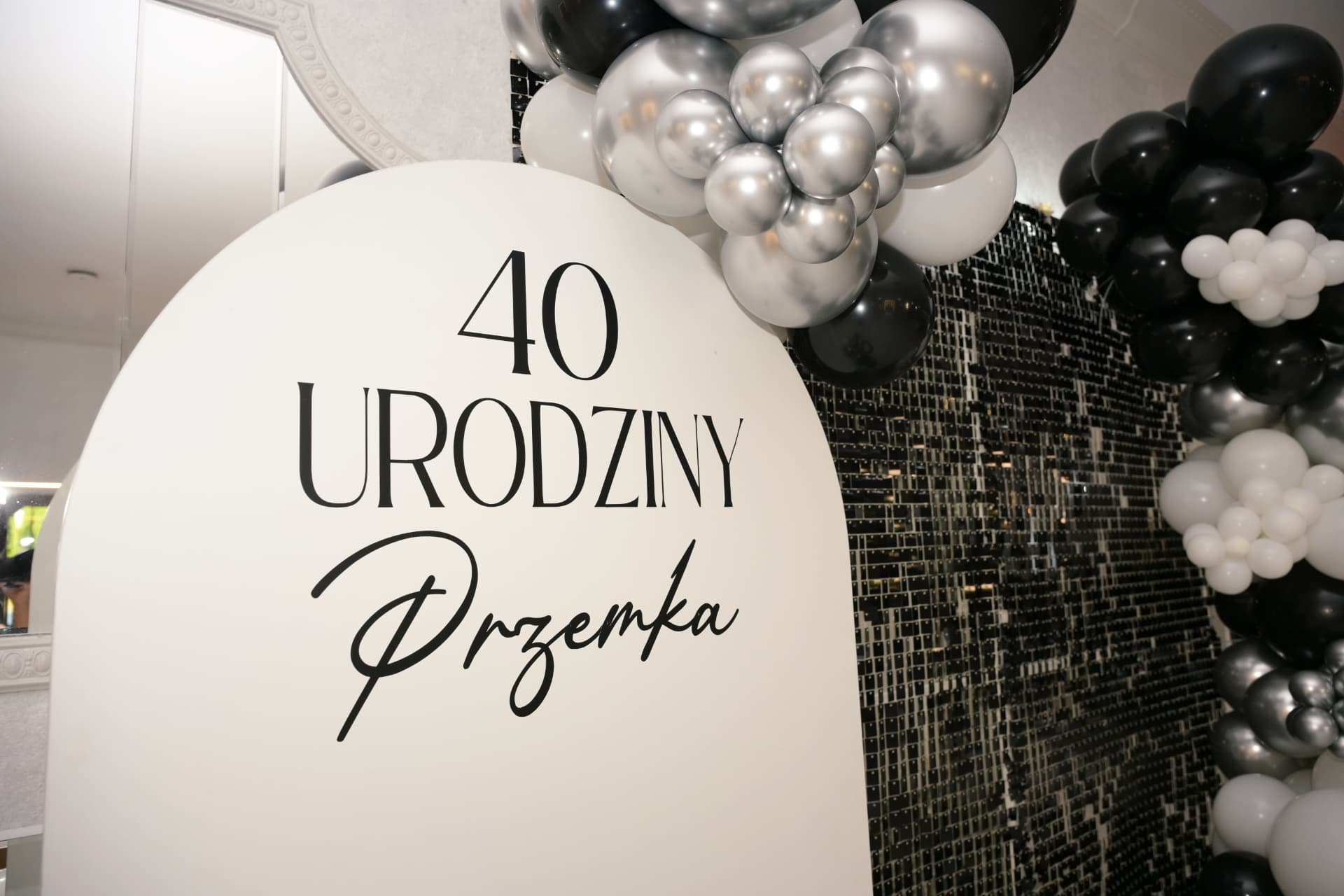 Sala w Turośli – ścianka z napisem 40 urodziny w czerni, bieli i srebrze